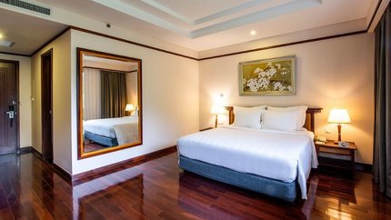 Phòng được thiết kế ấm cúng theo gam màu vàng nâu