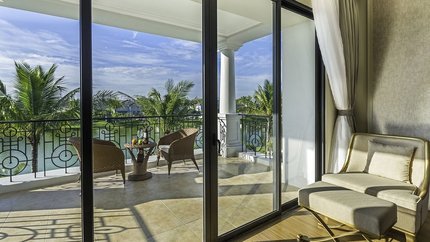 Ban công hướng hồ Của Villa 3 Bedroom