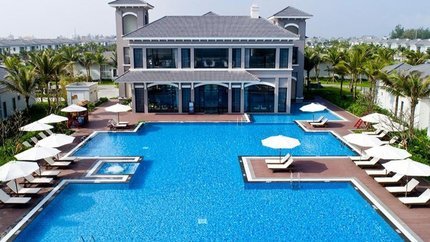 Bể bơi ngoài trời tại resort