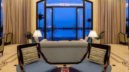 Monsoon Lounge nằm ngay cạnh bể bơi