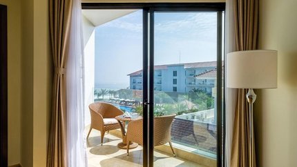 Ban công view biển hạng Deluxe Ocean View