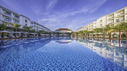 Hồ bơi ngoài trời rộng 1344m2