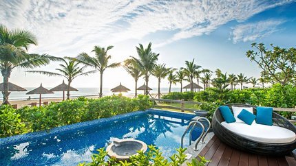 Hồ bơi riêng sát biển của Villa 3