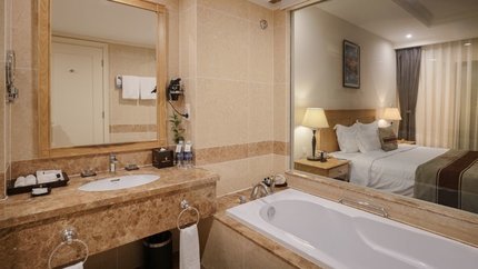 Phòng tắm được trang bị bồn tắm nằm