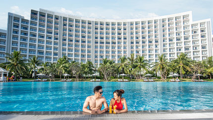 Check in tại bể bơi ngoài trời