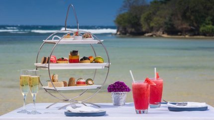 Đồ uống đa dạng tại bar ngoài trời