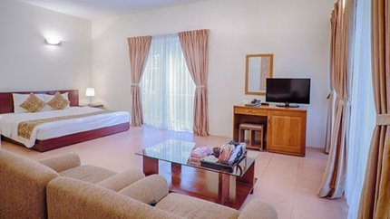 Diện tích rộng, phòng có sofa