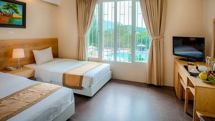 Phòng có tivi, cửa sổ lớn hứng ánh sáng