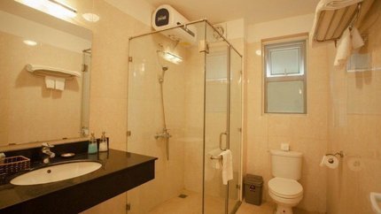 Phòng tắm khép kín, có vòi sen