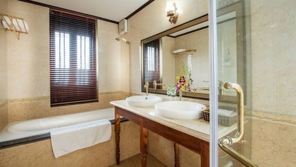 Phòng tắm bồn bên trong biệt thự Phú Ông