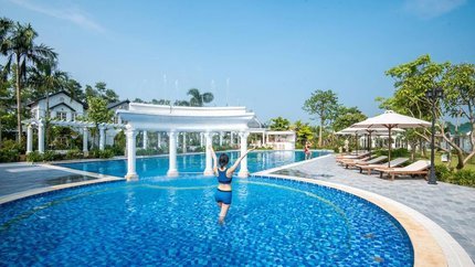 Bể bơi ngoài trời tại khu nghỉ dưỡng