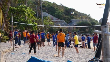 Chơi bóng chuyền trên bãi biển