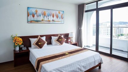 Cửa kính lớn vafg thoáng hứng ánh sáng