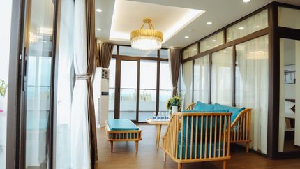 Phòng rất thoáng, cửa kính lớn, tầm nhìn rộng