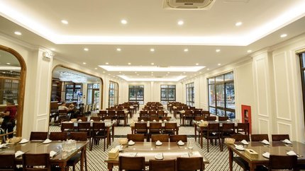 Nhà hàng khuôn viên rộng