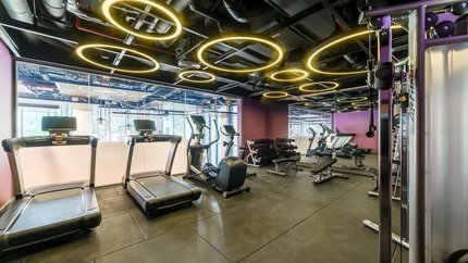 Phòng gym với nhiều máy tập hiện đại