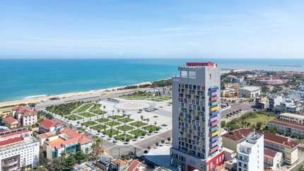 Khách sạn tọa lạc sát biển