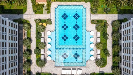 Hồ bơi nhìn từ trên cao