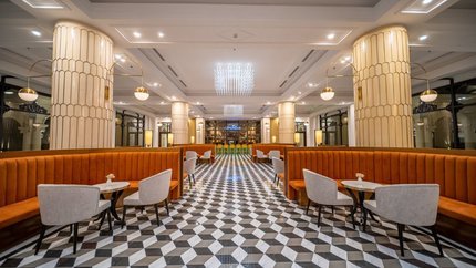 Không gian rộng rãi tại Capri Bar