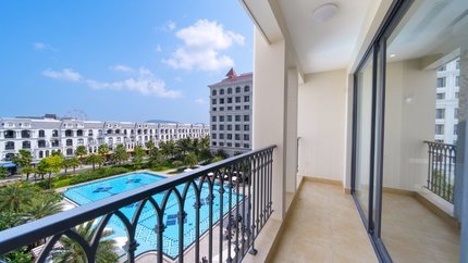 Ban công phòng với view nhìn ra bể bơi