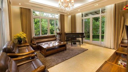 Nội thất sang trọng, phòng có sofa