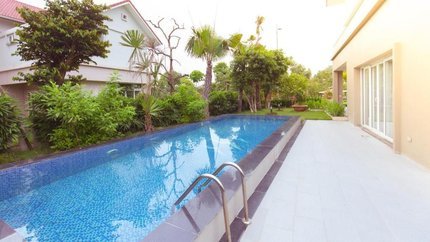 Hồ bơi ngoài trời