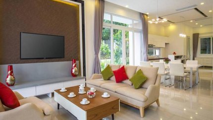 Phòng khách của villa rộng, cửa kính hướng vườn