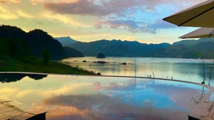 Góc check in tại hồ bơi