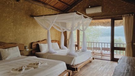 Phòng Suite Room với ban công hướng hồ