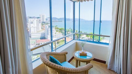 Ban công nhìn thẳng ra thành phố và bãi biển