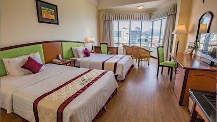 Cửa sổ kính rất rộng, bao trọn toàn bộ khung cảnh thành phố