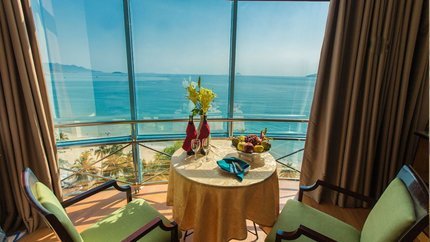 Cửa kính nhìn thẳng ra biển