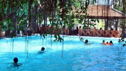 Hồ bơi ngoài trời