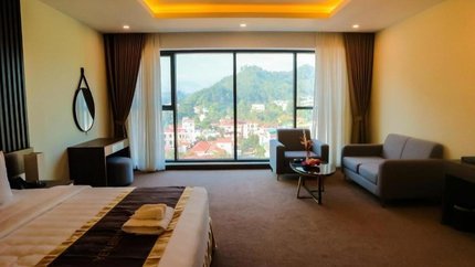 Cửa sổ lớn tại phòng Suite