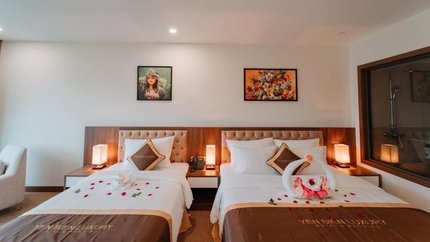 Giường đôi và giường đơn tại phòng Deluxe Triple