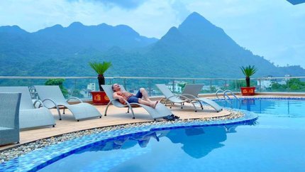 Thư giãn tại bể bơi ngoài trời