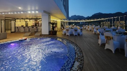 Hồ bơi ngoài trời