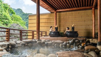 Bể tắm onsen tại khu biệt thự
