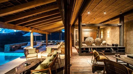 Nhà hàng cạnh hồ bơi