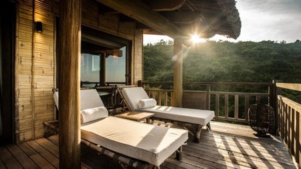 Du khách có thể nằm tắm nắng