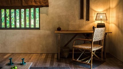 Phòng có bàn làm việc, bầu không khí yên tĩnh