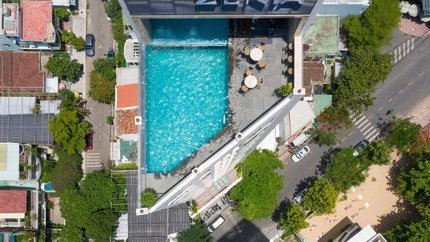 Toàn cảnh hồ bơi tại khách sạn