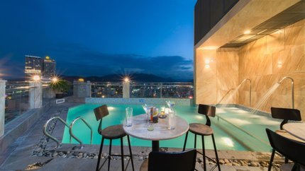 Hồ bơi ngoài trời