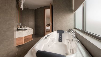 Phòng tắm bồn Family Suite