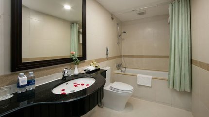 Phòng tắm bồn hiện đại