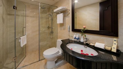 Phòng vệ sinh đầy đủ đồ dùng