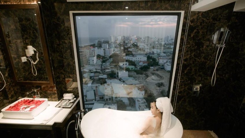 Phòng tắm bồn view thành phố đẹp mắt