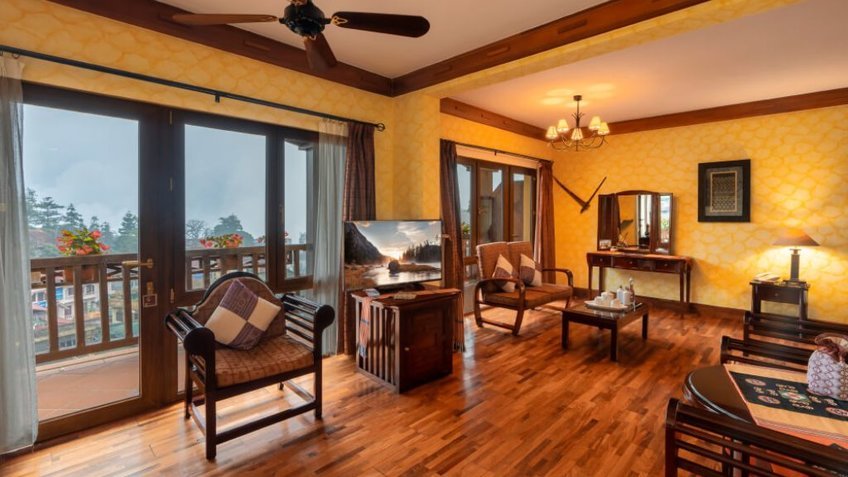 Không gian phòng khách rộng lớn với nội thất kế gỗ mang đậm nét văn hóa vùng núi Tây Bắc