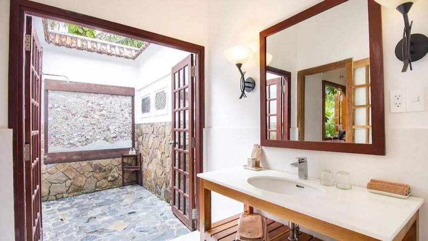 Phòng tắm với tone màu chủ đạp là nâu gỗ