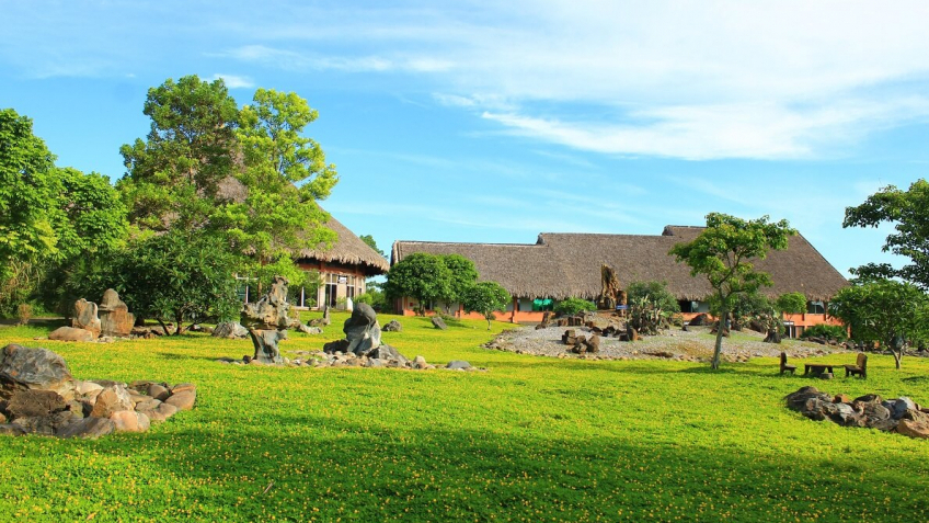 Vườn đá Cổ Sinh Cúc Phương Resort & Spa